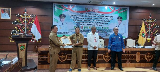 
					PENGHARGAAN : Pj Bupati Gumas Herson B Aden diwakili Staf Ahli Bupati Guanhin, saat menerima piagam penghargaan sebagai peringkat 3 realisasi DAK non fisik tahun 2024, di Kantor Gubernur Kalteng, Selasa, 21 Januari 2024.