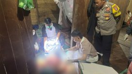 FOTO : Korban saat dievakuasi oleh jajaran Kepolisian.
