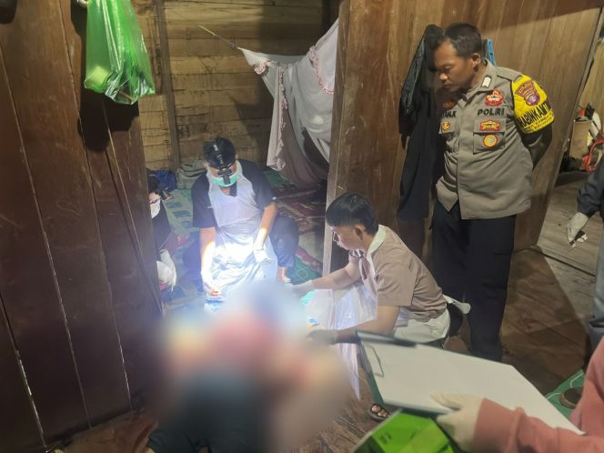 
					FOTO : Korban saat dievakuasi oleh jajaran Kepolisian.
