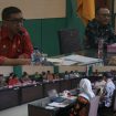 FOTO : Pj Sekda Katingan Deddy Ferras, saat rapat rencana pengosongan rumah Dinas, di ruang rapat Bupati setempat.
