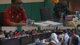 FOTO : Pj Sekda Katingan Deddy Ferras, saat rapat rencana pengosongan rumah Dinas, di ruang rapat Bupati setempat.
