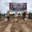 TANAM JAGUNG : Pj Bupati Gumas Herson B Aden bersama Kapolres AKBP Theodorus Priyo Santosa, Pabung Kodim 1016/Plk Letkol Inf Maksun Abadi, dan Kepala Dinas Pertanian Aryantoni, melakukan penanaman jagung, di lahan milik poktan Desa Tanjung Riu, Kecamatan Kurun, Selasa, 21 Januari 2025.