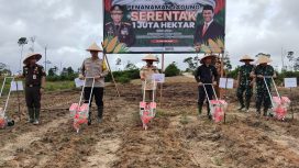 TANAM JAGUNG : Pj Bupati Gumas Herson B Aden bersama Kapolres AKBP Theodorus Priyo Santosa, Pabung Kodim 1016/Plk Letkol Inf Maksun Abadi, dan Kepala Dinas Pertanian Aryantoni, melakukan penanaman jagung, di lahan milik poktan Desa Tanjung Riu, Kecamatan Kurun, Selasa, 21 Januari 2025.