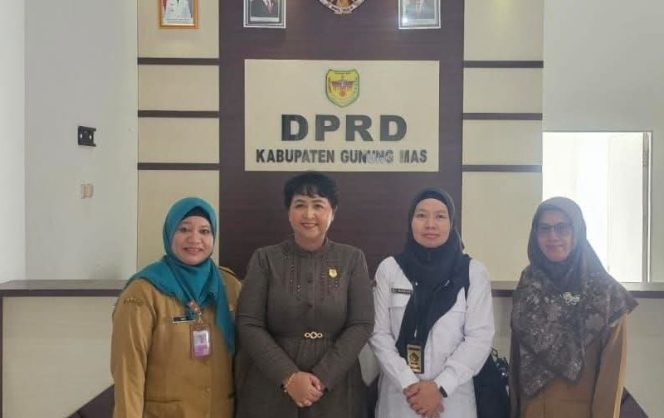 
					BERSAMA : Anggota DPRD Kabupaten Gumas Iceu Purnamasari (dua dari kiri) berfoto bersama dengan masyarakat yang berkunjung ke kantor DPRD, pekan lalu.