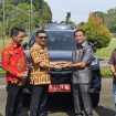 FOTO : Pj Sekda Katingan Deddy Ferras, saat menyerahkan mobil dinas kepada Ketua DPRD Katingan Marwan Susanto dan jajaran.