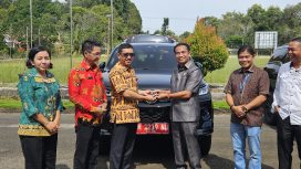 FOTO : Pj Sekda Katingan Deddy Ferras, saat menyerahkan mobil dinas kepada Ketua DPRD Katingan Marwan Susanto dan jajaran.