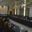 FOTO : Wakil Bupati Katingan Firdaus, didampingi Pj Sekda Katingan Deddy Ferras, saat pelaksaan rapat di ruang rapat Bupati setempat.
