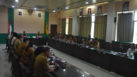 FOTO : Wakil Bupati Katingan Firdaus, didampingi Pj Sekda Katingan Deddy Ferras, saat pelaksaan rapat di ruang rapat Bupati setempat.

