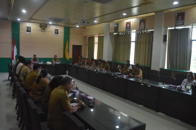 
					FOTO : Wakil Bupati Katingan Firdaus, didampingi Pj Sekda Katingan Deddy Ferras, saat pelaksaan rapat di ruang rapat Bupati setempat.
