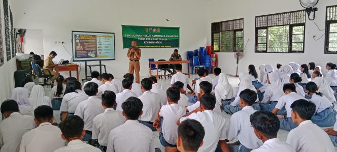 
					FOTO : Suasana kegiatan Penyuluhan Pencegahan Narkoba di SMKS Tarung Riwut Desa Luwuk Kanan.