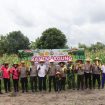 FOTO : Kapolres Katingan AKBP Chandra Ismawanto, didampingi Kepala Dusun Mutir, Waka Polres Katingan Kompol Uni Subiyanti saat panen Raya Jagung.
