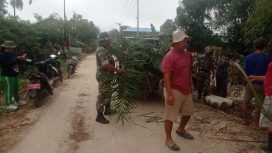 FOTO : Suasana kegiatan gotong royong membersihkan ranting dan menebang pohon di Jalan Syuhada RT 09.