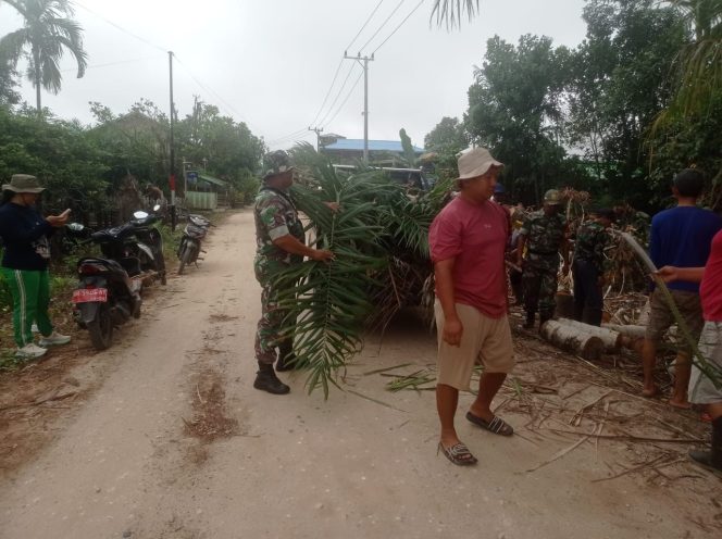 
					FOTO : Suasana kegiatan gotong royong membersihkan ranting dan menebang pohon di Jalan Syuhada RT 09.