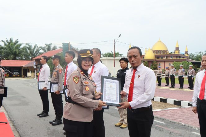 
					FOTO : Wakapolres Katingan, Kompol Uni Subiyanti secara langsung menyerahkan penghargaan kepada Personel.
