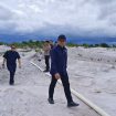FOTO : Menteri LH RI, Hanif Faisol Nurofiq dan jajaran saat kunjungan di lokasi desertification/penggurunan dan PESK di kawasan Desa Hampalit.