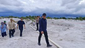 FOTO : Menteri LH RI, Hanif Faisol Nurofiq dan jajaran saat kunjungan di lokasi desertification/penggurunan dan PESK di kawasan Desa Hampalit.
