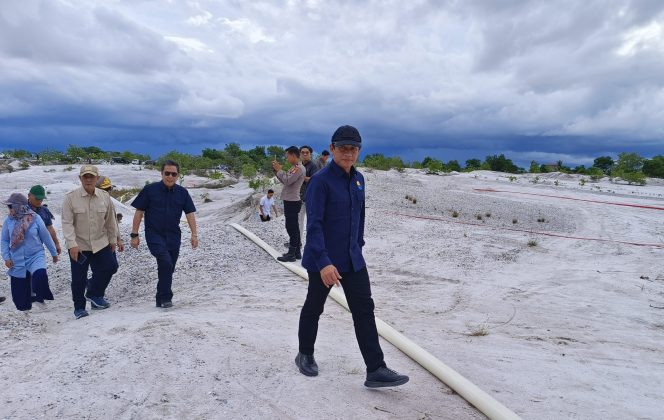
					FOTO : Menteri LH RI, Hanif Faisol Nurofiq dan jajaran saat kunjungan di lokasi desertification/penggurunan dan PESK di kawasan Desa Hampalit.