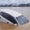 FOTO : Mobil Toyota Ayla saat jatuh dan hanyut di DAS Katingan.