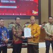 FOTO : Ketua KPU Katingan Wahyuni saat menyerahkan surat penetapan Saiful-Firdaus pada Pilkada Katingan 2024.