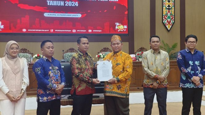 
					FOTO : Ketua KPU Katingan Wahyuni saat menyerahkan surat penetapan Saiful-Firdaus pada Pilkada Katingan 2024.