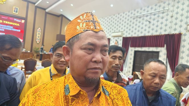 
					FOTO : Bupati Katingan terpilih, Saiful, saat di wawancara wartawan.

