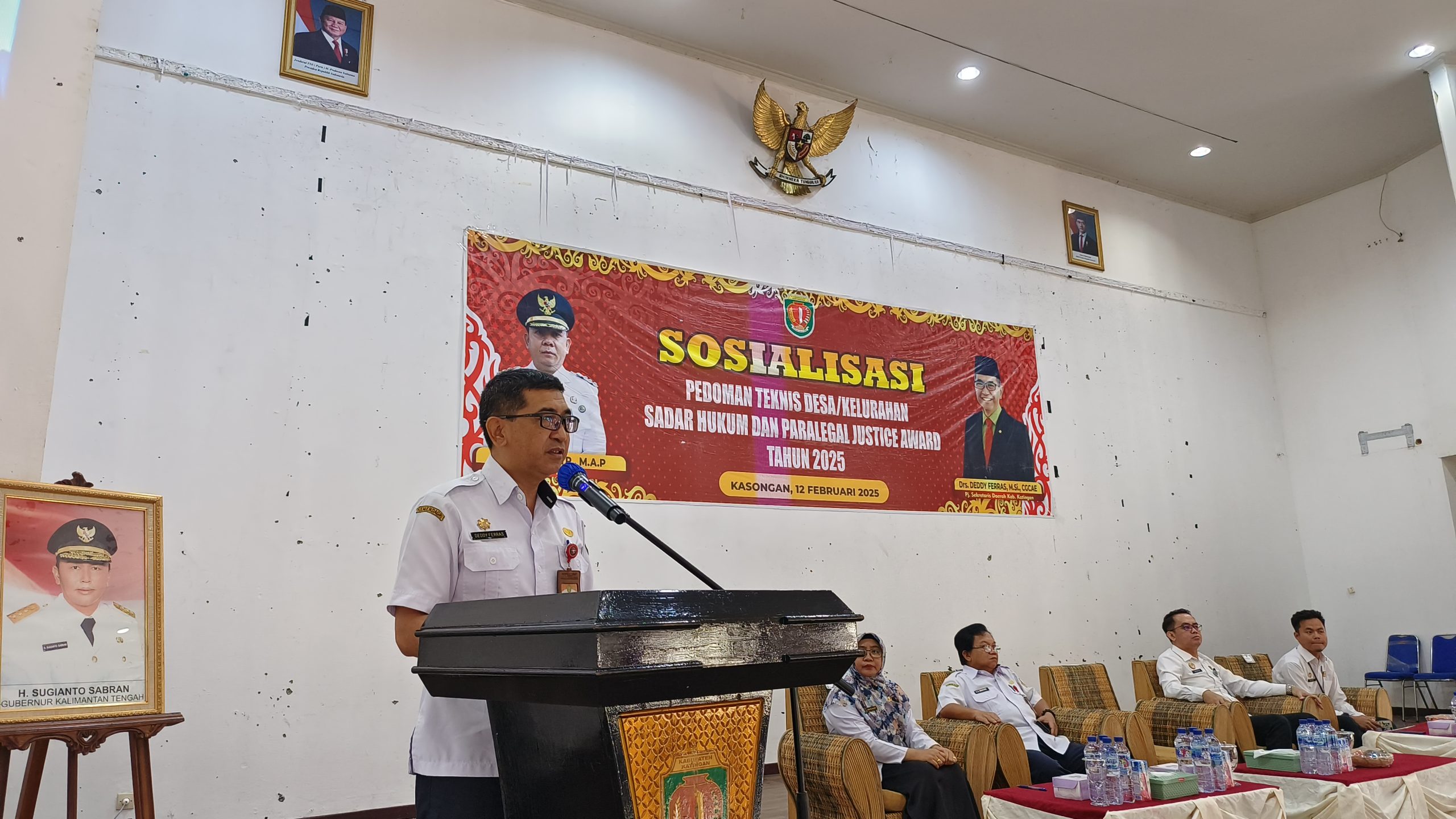 FOTO : Pj Bupati Katingan Deddy Ferras, saat menyampaikan sambutan pada kegiatan sosialisasi, di Gedung Salawah Kasongan.
