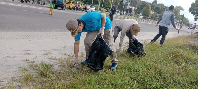 
					FOTO : Pj Sekda Katingan Deddy Ferras dan jajaran daat akso bersih-bersih.