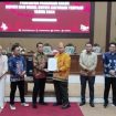 Ketua KPU Kabupaten Katingan Wahyuni menyerahkan Surat Keputusan penetapan Paslon Terpilih Pilkada Katingan 2024 kepada Saiful selaku Bupati Katingan