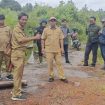 FOTO : Kabag Kesekretariatan RSUD Mas Amsyar Kasongan dan Tim saat melakukan pemeriksaan lahan rumah sakit yang baru. 