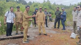 FOTO : Kabag Kesekretariatan RSUD Mas Amsyar Kasongan dan Tim saat melakukan pemeriksaan lahan rumah sakit yang baru. 