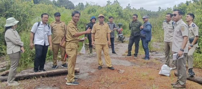 
					FOTO : Kabag Kesekretariatan RSUD Mas Amsyar Kasongan dan Tim saat melakukan pemeriksaan lahan rumah sakit yang baru. 
