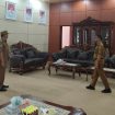 FOTO : Wabup Katingan Firdaus, didampingi Pj Sekda Katingan Deddy Ferras, saar tinjah kondisi rumah dinas.

