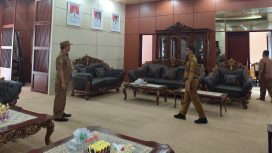 FOTO : Wabup Katingan Firdaus, didampingi Pj Sekda Katingan Deddy Ferras, saar tinjah kondisi rumah dinas.
