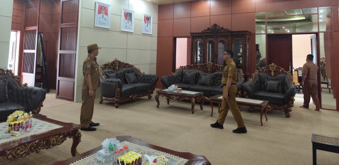 
					FOTO : Wabup Katingan Firdaus, didampingi Pj Sekda Katingan Deddy Ferras, saar tinjah kondisi rumah dinas.
