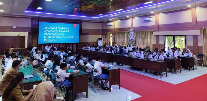 
					FOTO : Suasana saat para peserta mengikuti kegiatan Peningkatan Literasi Digital, di aula BKAD Katingan.