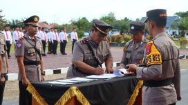FOTO : Kapolres Katingan AKBP Chandra Ismawanto, saat pelaksanaan Sertijab sejumlah pejabat di Mapolres Katingan.