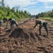 FOTO : Suasana pembangunan jalan penghubung yang menghubungkan Desa Tumbang Panggo - Petak Bahandang.
