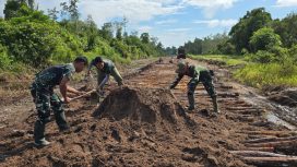 FOTO : Suasana pembangunan jalan penghubung yang menghubungkan Desa Tumbang Panggo - Petak Bahandang.
