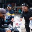 FOTO : Suasana saat aksi sosial berbagi paket takjil gratis ke masyarakat