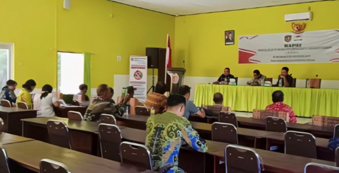 
					FOTO : Suasana kegiatan rapat, di aula Badan Kesbangpol Katingan.