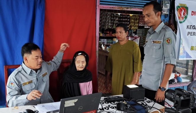 
					FOTO : Suasana kegiatan program kegiatan DUMAH Disdukcapil Katingan di Kecamatan Mendawai.