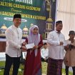 FOTO : Pemberian bantuan tali asih kepada anak yatim piatu oleh Bupati Katingan, didampingi Pimpinan Bank Kalteng Cabang Kasongan pada kegiatan Buka Puasa Bersama.