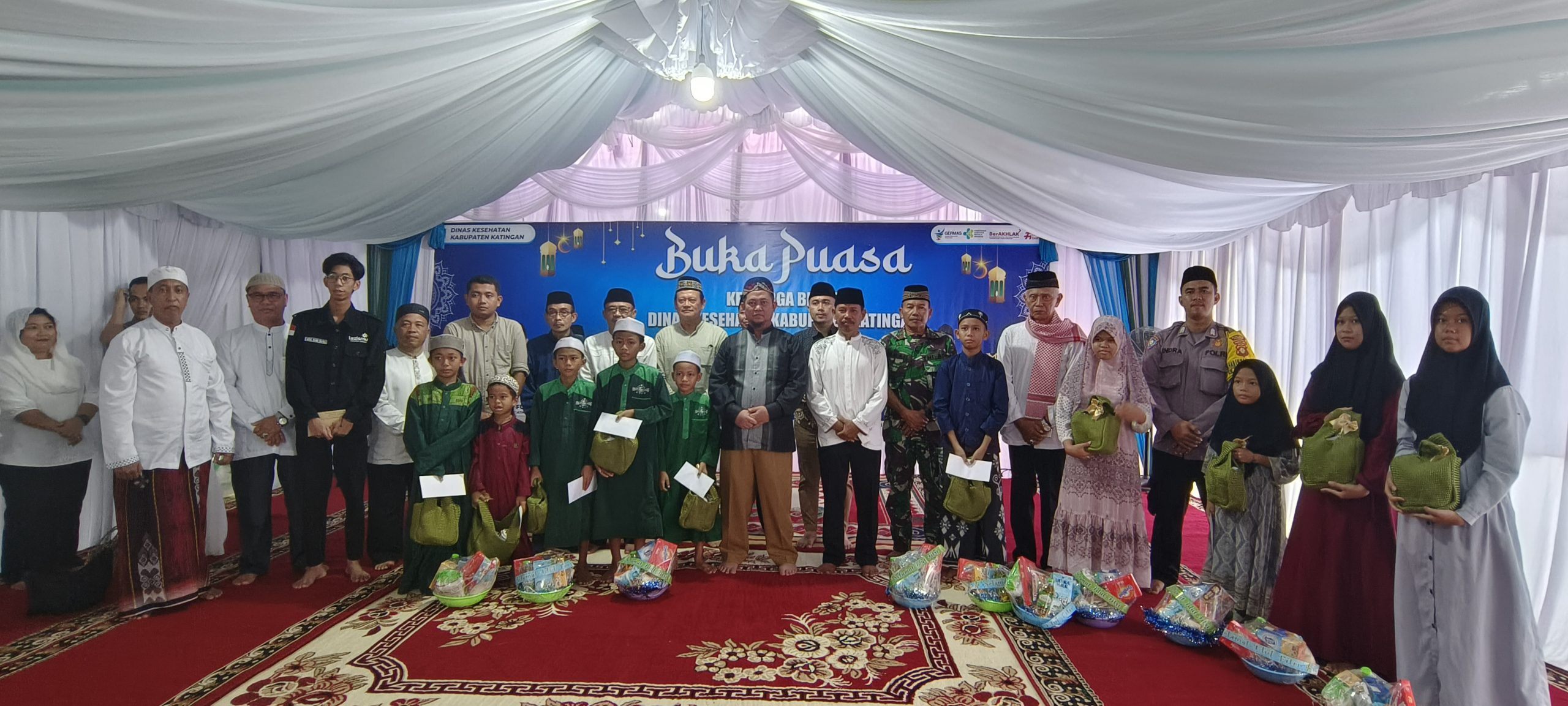 FOTO : Bupati Katingan Saiful dan jajaran Keluarga Besar Dinas Kesehatan dan masyarakat saat sesi foto bersama.