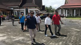 FOTO : Plh Bupati Katingan Deddy Ferras, usai meninjau lokasi berbagai fasilitas di rumah Jabatan Bupati Katingan.