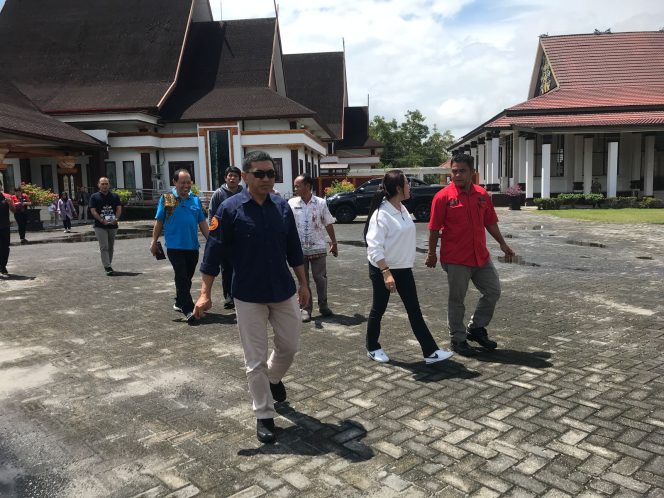 
					FOTO : Plh Bupati Katingan Deddy Ferras, usai meninjau lokasi berbagai fasilitas di rumah Jabatan Bupati Katingan.