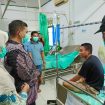 FOTO : Wakil Bupati Katingan Firdaus, saat meninjau pasien di RSUD Mas Amsyar Kasongan.
