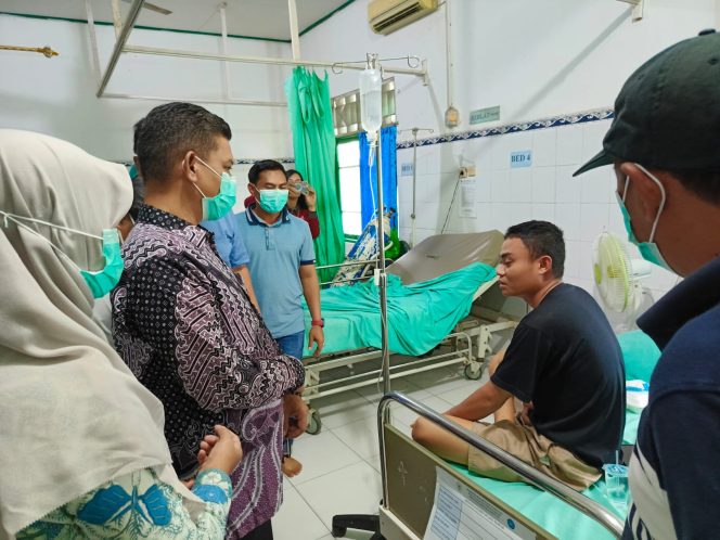 
					FOTO : Wakil Bupati Katingan Firdaus, saat meninjau pasien di RSUD Mas Amsyar Kasongan.
