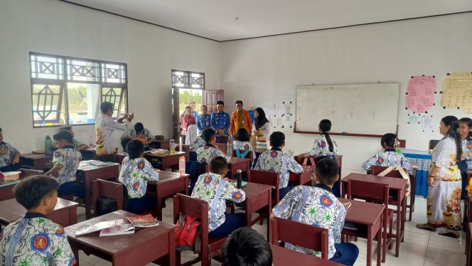 
					FOTO : Wakil Bupati Katingan Firdaus dan jajaran saat meninjau lokasi calon Sekolah Rakyat.
