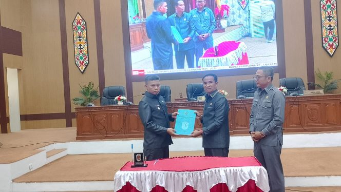 
					FOTO : Firdaus saat serahkan Laporan Pertanggungjawab LKPJ Bupati Katingan tahun anggaran 2025 ke DPRD Katingan