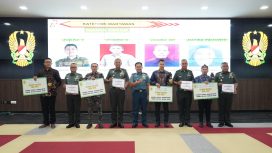 FOTO : Kasdim Mayor Inf Selamet Dyanur saat menerima penghargaan di Jakarta